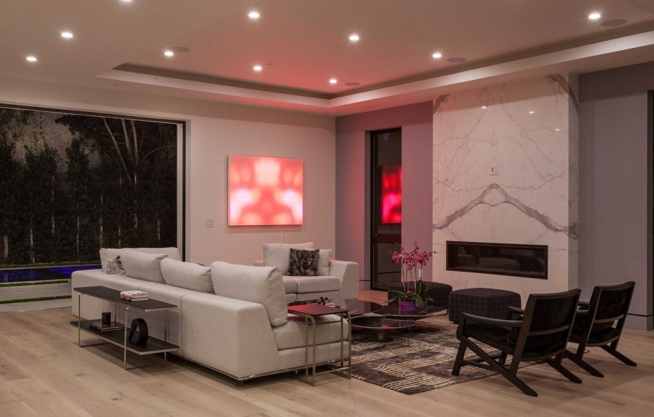 Arte de Mads Christensen en la sala de estar de una propiedad en Beverly Grove