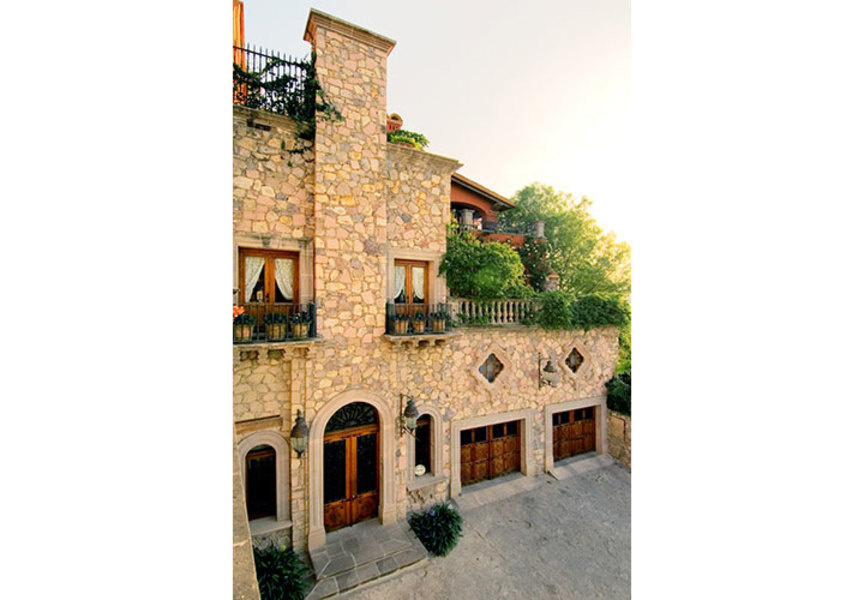Casa Heyne, a hilltop estate in San Miguel de Allende is on the market for $3.8 million. <a href="/li