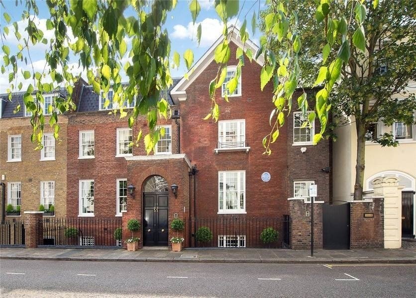 Churchill and his wife Baroness Spencer-Churchill lived in this Kensington home between stints at 10