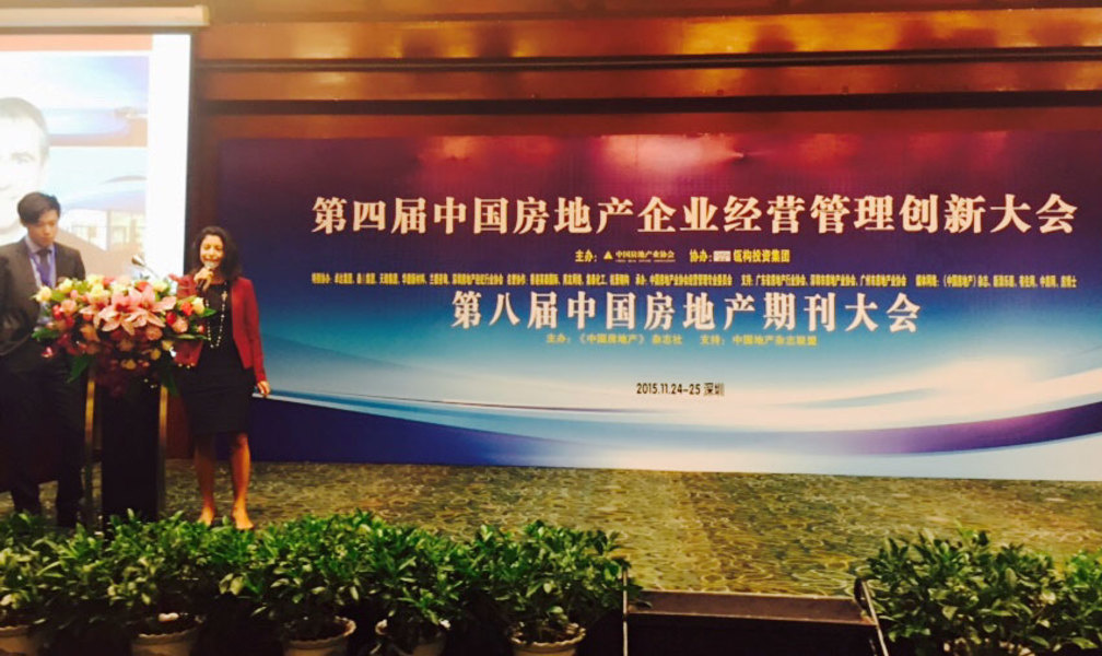 图为法布里本月在深圳中国房地产业协会主办的大会上发言,宣传迈阿密房地产市场。<br />