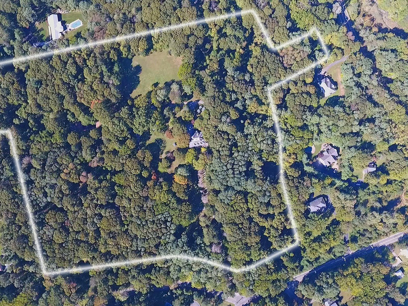 La propiedad está dividida en dos parcelas de 6,46 y 21 acres (2,6 y 8,4 hectáreas).